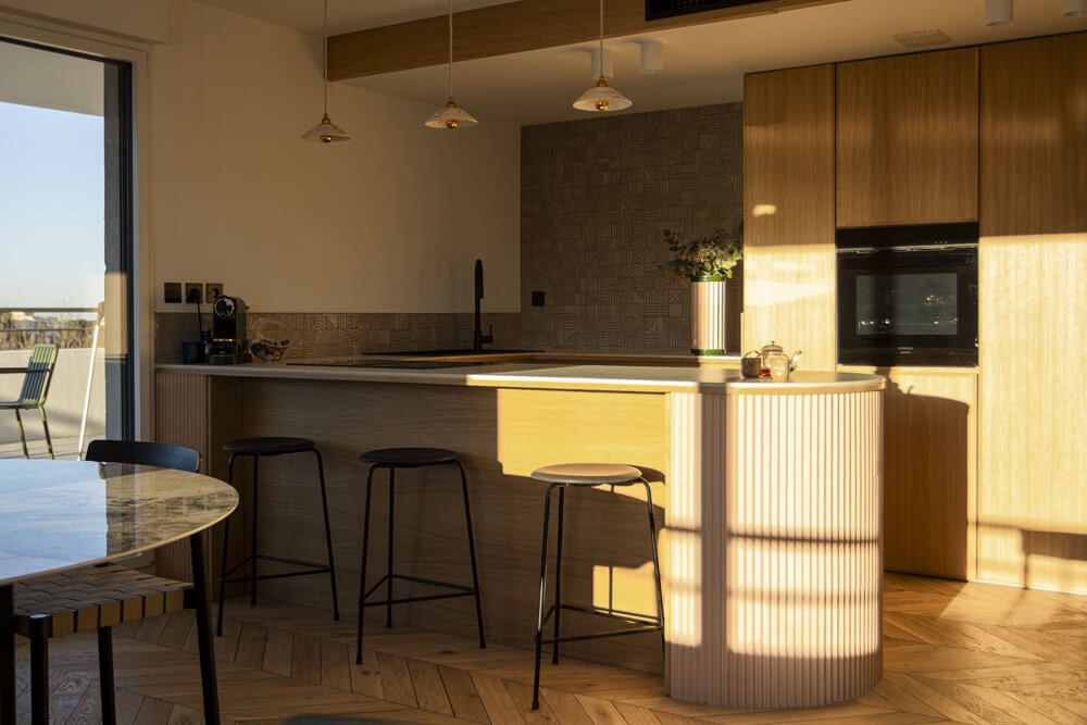 Cuisine et ilôt appartement moderne au design épuré - Carré Créatif